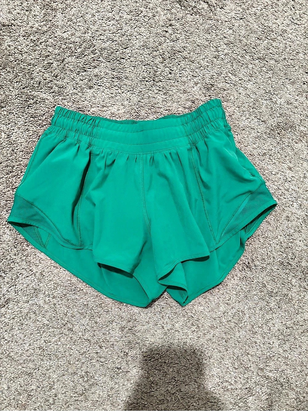 Lululemon Hotty Hot 2.5" Shorts Green Size 2